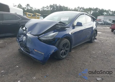 2024 Tesla Model Y Long Range Dual Motor All-Wheel Drive z USA, uszkodzony, nr VIN 7SAYGDEE9RF169056